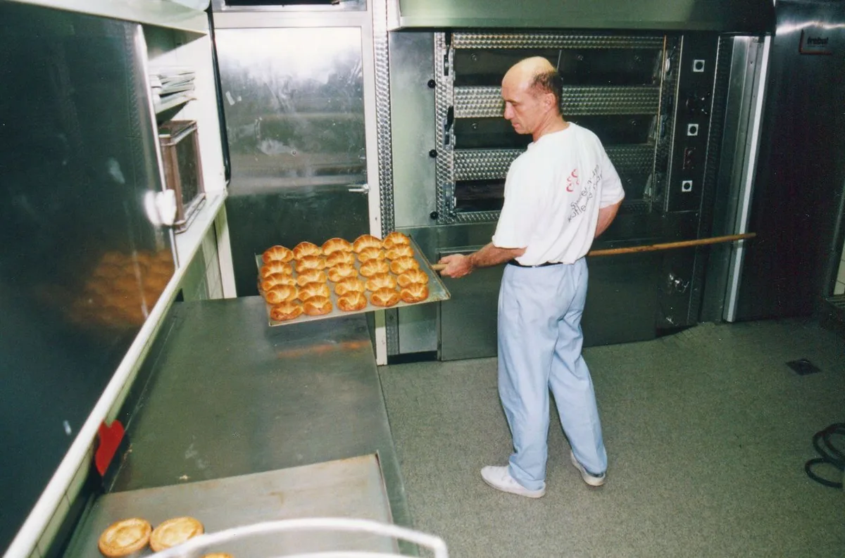Ein Bild von 2001: Richi Kofler bäckt feine Gipfeli. Man sieht ein altes Foto von Richard Kofler beim Gipfelibacken.
